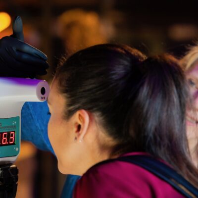 Vrouw wiens temperatuur wordt gemeten bij een event ProjectPlayground (Foto-Floris Heuer)