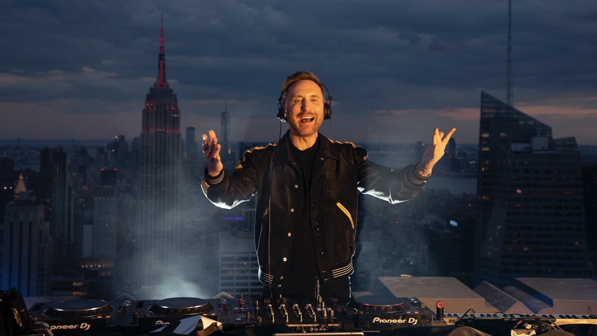“David Guetta op het dak van Rockefeller Center New York, wij aan de