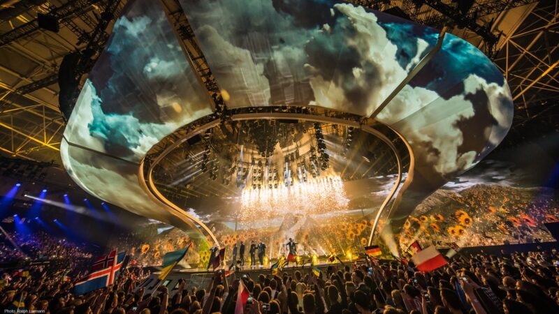 Eurovision Kyiv decor met wolken en vuurwerk - Unbranded