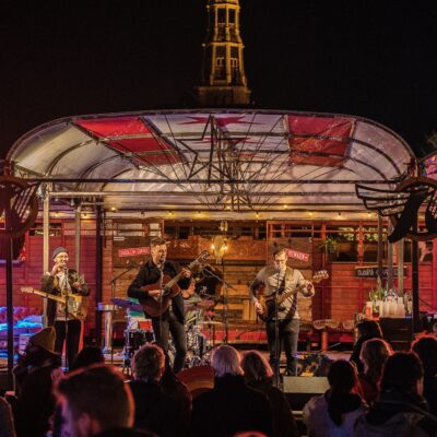 K-Veewagen optreden met band voor een verlichte toren