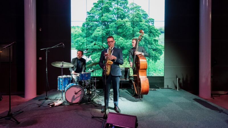 Blue Luna - trio met saxofoon, drumstel en contrabas - foto Jan-Kees Steenman