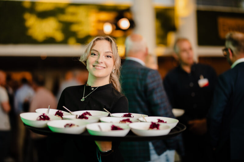 Gooiland - medeweker events - presenteren food