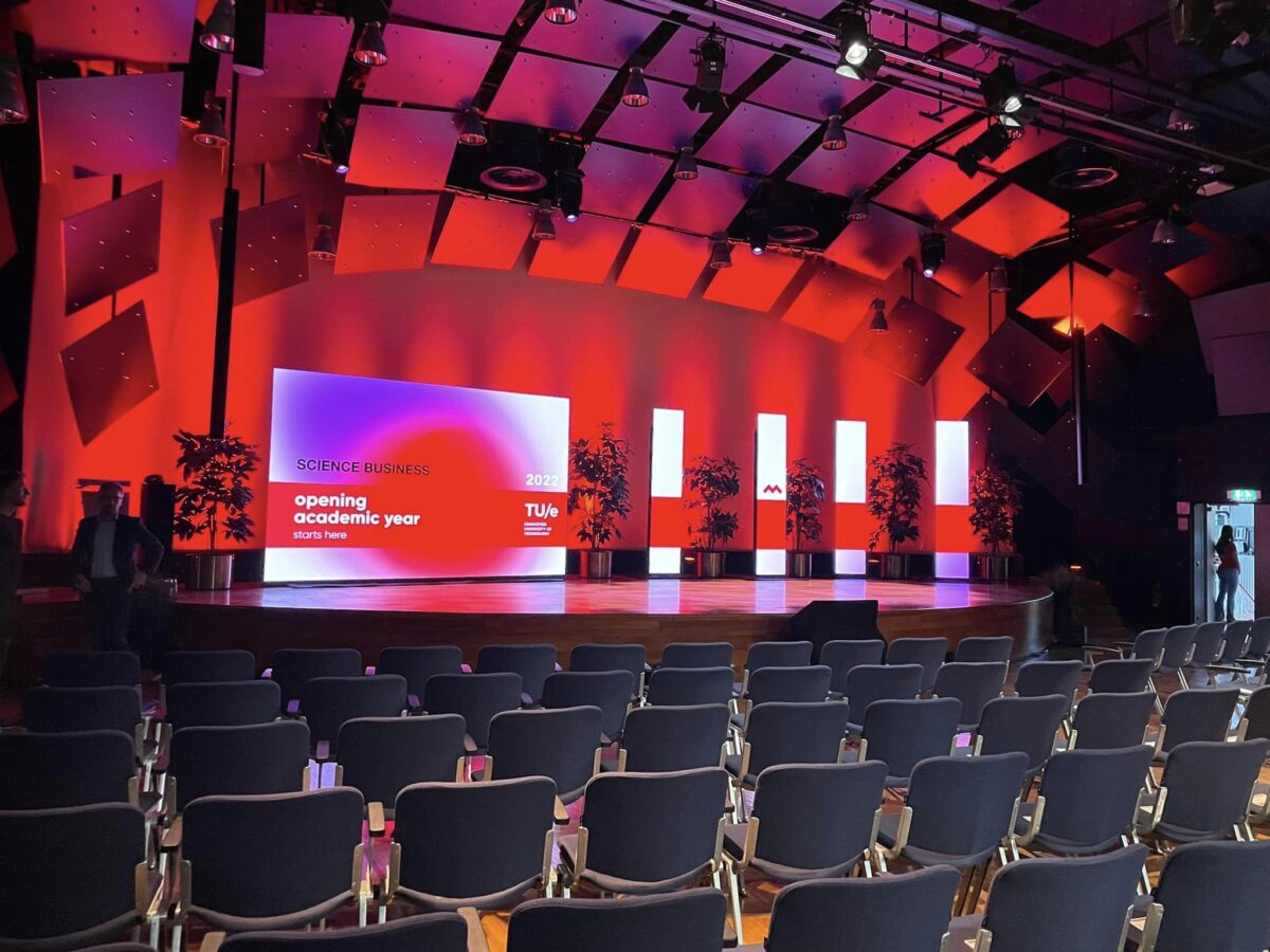 Plenaire setting met led screens - TU Delft - First Impression