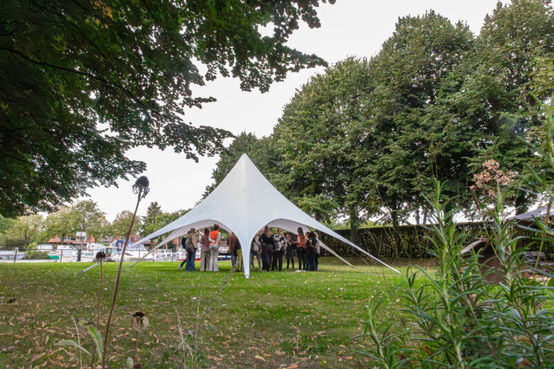 Huis de Wiers tent buiten Fotograaf BFoto _ Locatietour Nieuwegein Vianen