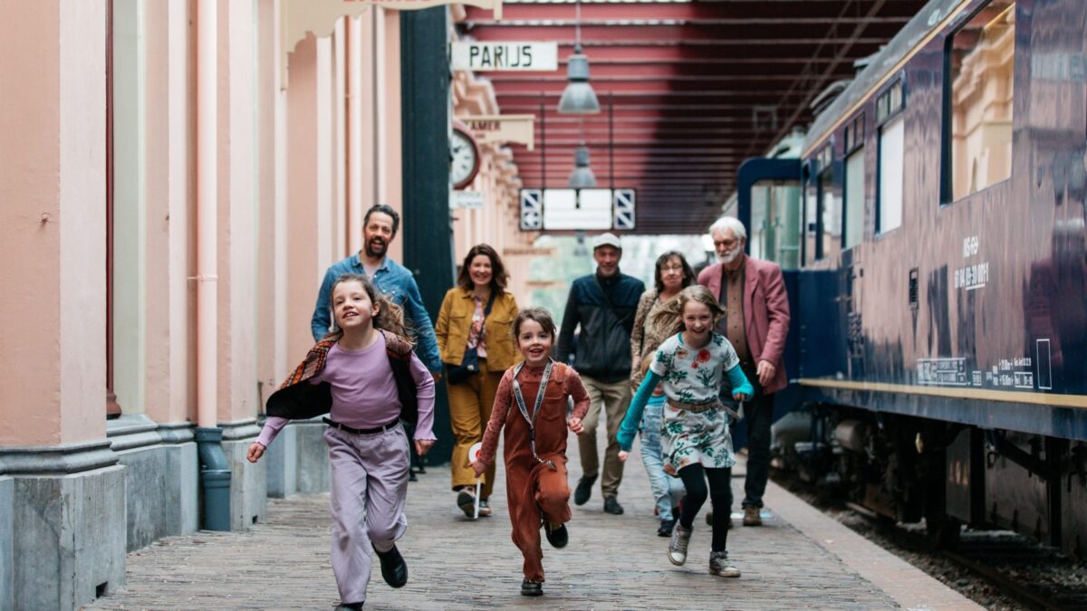 Spoorwegmuseum kinderen die rennen met gezin