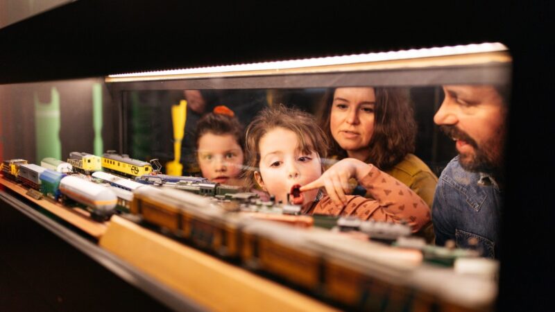 Spoorwegmuseum - kinderen kijken naar trein - _ Fotograaf Quinten-T